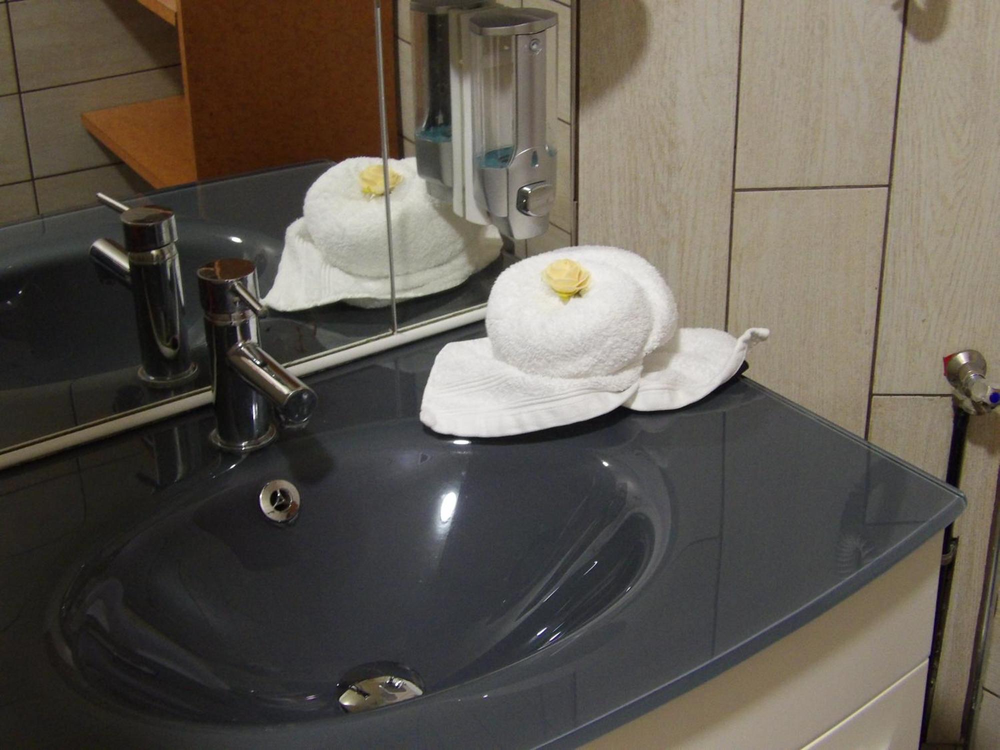 Le Cosy Wiener *Paris*Gare A 300 M*Disneyland* Шамп-сюр-Марн Екстериор снимка